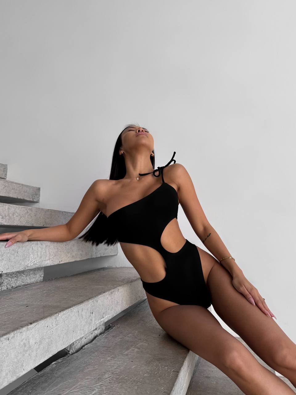Асиметричний купальник з вирізами