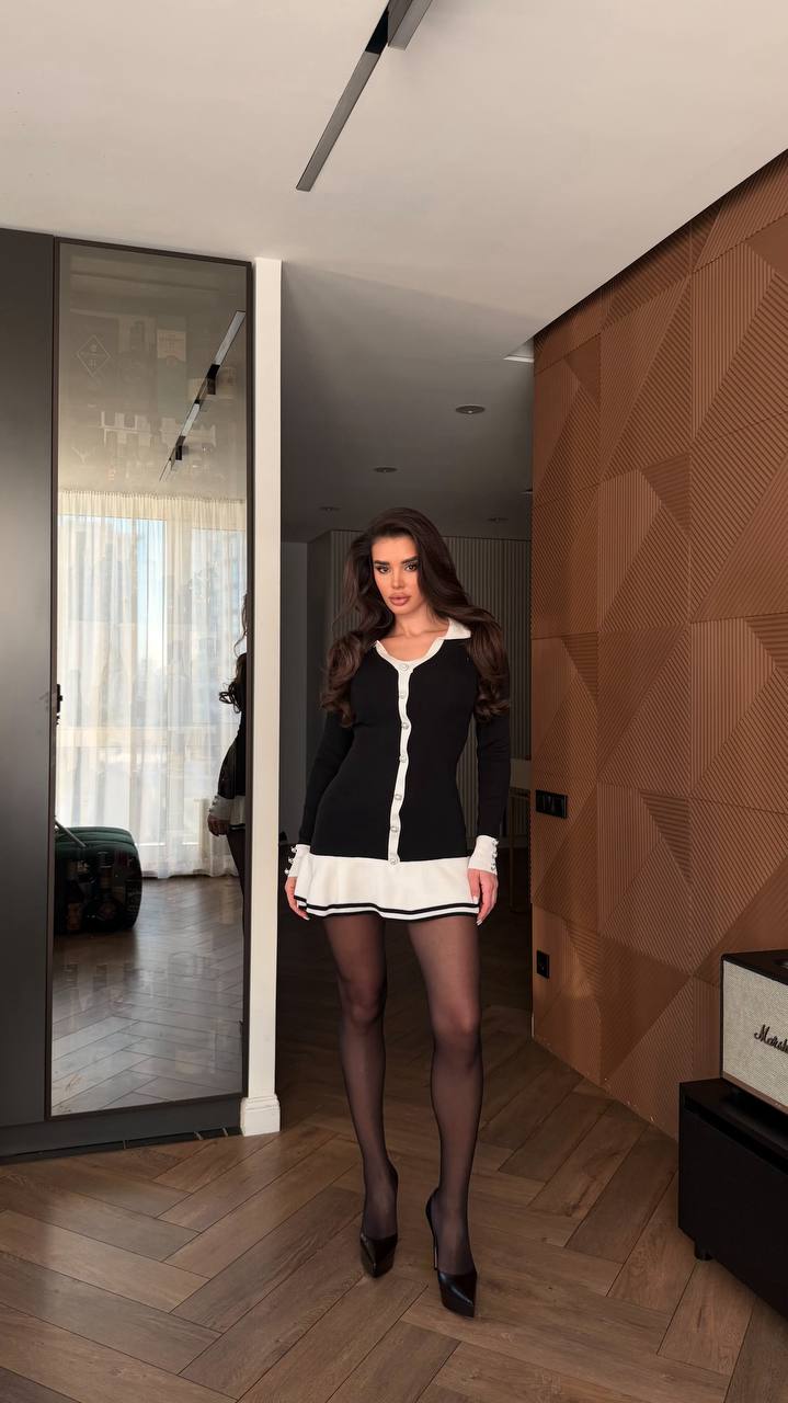Елегантна сукня з декоративними ґудзиками
