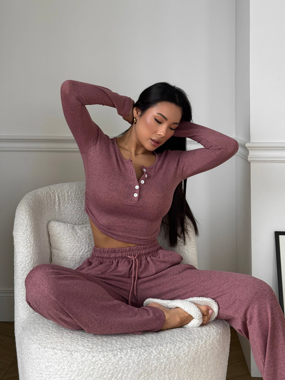Бордова піжама зі штанами Ease — посадка на моделі
