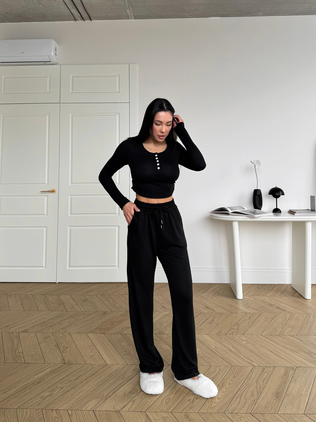 Чорна піжама зі штанами Ease — вигляд спереду